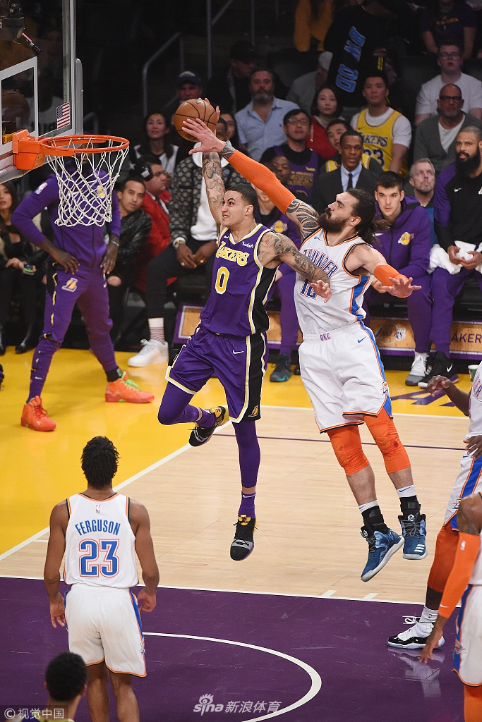 杨瀚森和女友在美国的幸福生活，女友坐行李箱小杨推着走，好浪漫